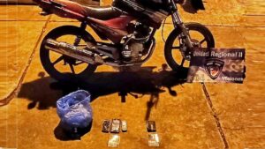 Circulaban con marihuana en una motocicleta robada y fueron detenidos