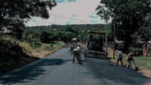 Vialidad Provincial sigue asfaltando calles en Oberá