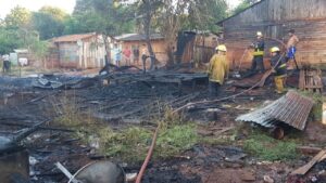 Tristeza navideña: El fuego dejó con lo puesto a tres familias