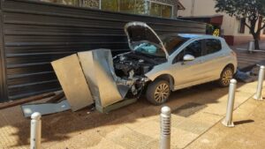 Despistó con su vehículo en el Centro Cívico de Oberá