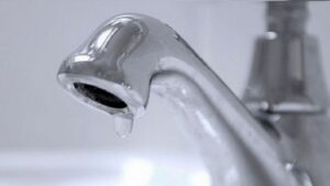 Servicio de Agua Potable restringido por reparación de una válvula en Bº V. Schuster