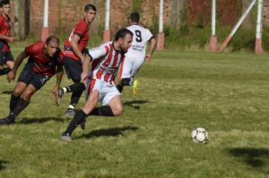 Empates que dejan las cosas sin cambios en una zona y batacazo en la otra