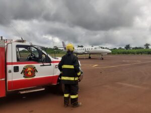 Llegó OTC en avión y los Bomberos Voluntarios hicieron la prevención del aterrizaje
