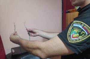 La Policía allanó el departamento de un joven que se negaba a desalojar y lo demoró por hurtar energía eléctrica