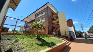 Modificarán horarios para el estacionamiento restringido frente a la Municipalidad