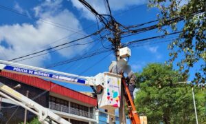 Amplían la red de fibra óptica para la instalación de un nuevo tótem y cámaras de seguridad en barrios de Oberá