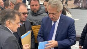 Herrera Ahuad y diputados de Misiones entregaron al Presidente Fernández el proyecto de ley para que llegue el gasoducto