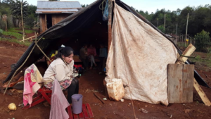 Campo Ramón: Viven en una carpa pero tendrían su casa en Oberá