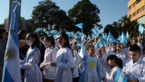 Alumnos obereños prometieron lealtad a la Bandera Argentina