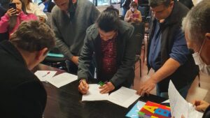 Docentes logran otro aumento de sueldo