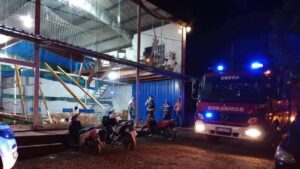 Varios heridos al derrumbarse el segundo piso de una cancha de fútbol 5