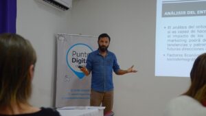 Capacitan en habilidades empresariales a actores del sector turístico