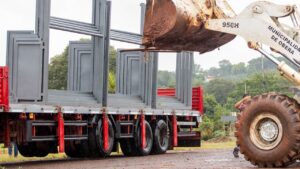 Empresas de transporte público entregaron refugios al municipio