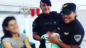 Natanhael fue recibido en brazos por policías parteros en una patrulla