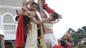 Vía Crucis viviente en el Parque de las Naciones