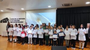 Otorgan distinción a los alumnos obereños abanderados