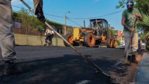 Pavimento sobre empedrado en calle Bárbaro