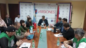 El Gobierno provincial acordó aumento salarial con gremios del sector de Salud